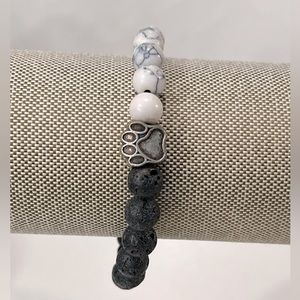 Bracelet Stretchy Beaded Black & White w Antique Silver Tone Paw Print Charm-OS
